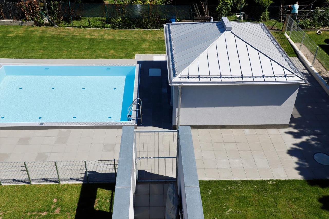וינה Yellow Flower Apartment With Pool - 5 Min To Lake מראה חיצוני תמונה