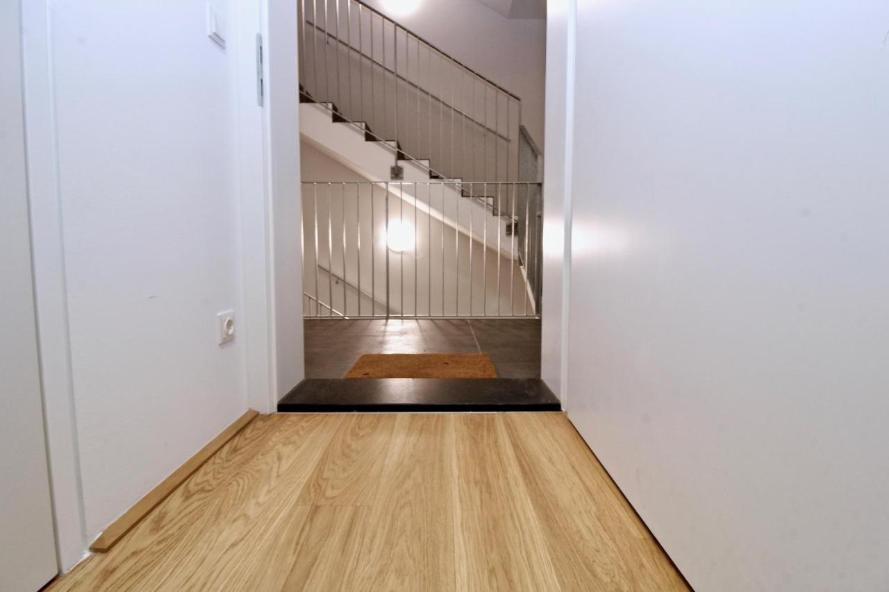 וינה Yellow Flower Apartment With Pool - 5 Min To Lake מראה חיצוני תמונה