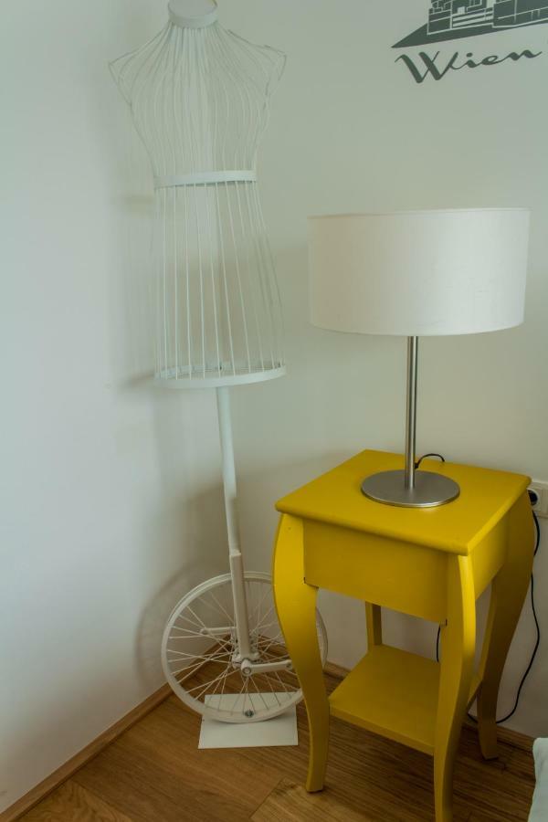 וינה Yellow Flower Apartment With Pool - 5 Min To Lake מראה חיצוני תמונה
