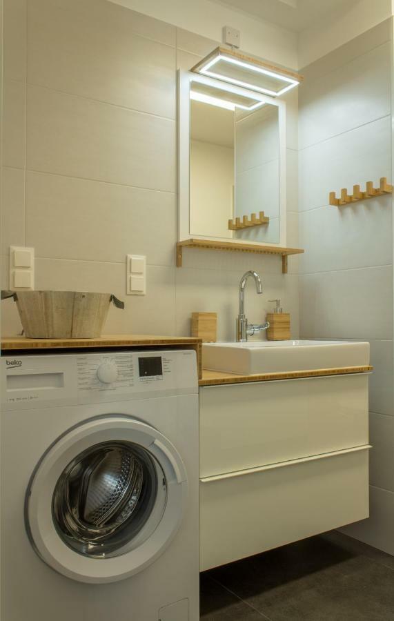 וינה Yellow Flower Apartment With Pool - 5 Min To Lake מראה חיצוני תמונה