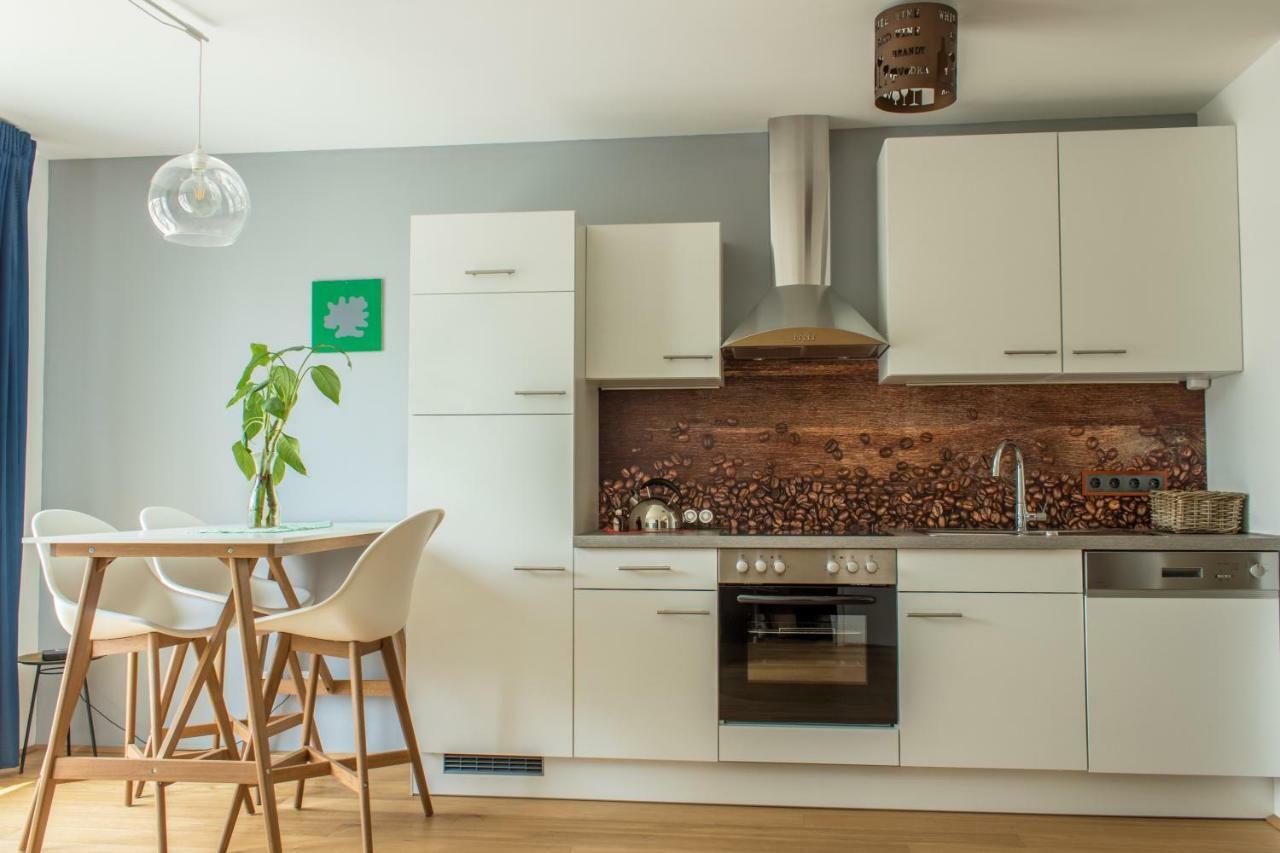 וינה Yellow Flower Apartment With Pool - 5 Min To Lake מראה חיצוני תמונה