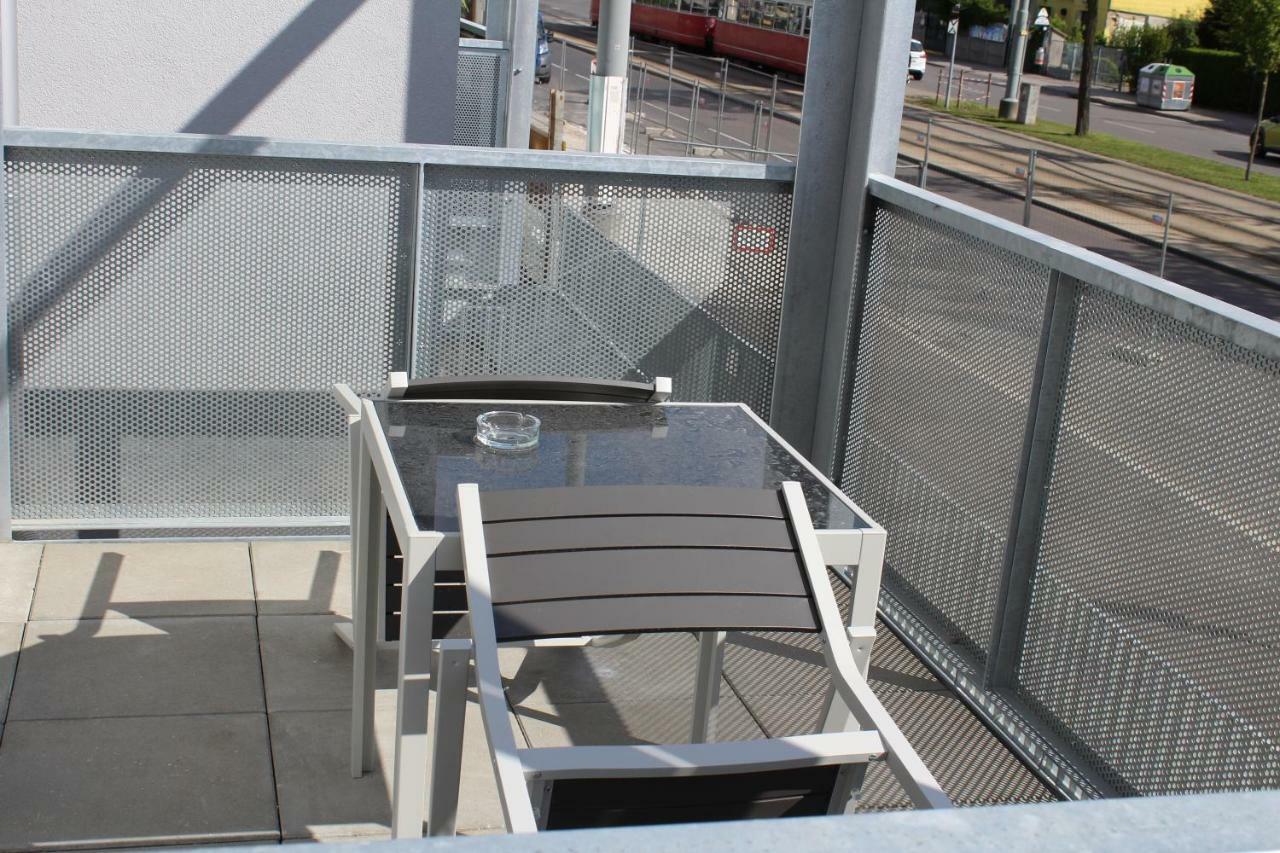 וינה Yellow Flower Apartment With Pool - 5 Min To Lake מראה חיצוני תמונה