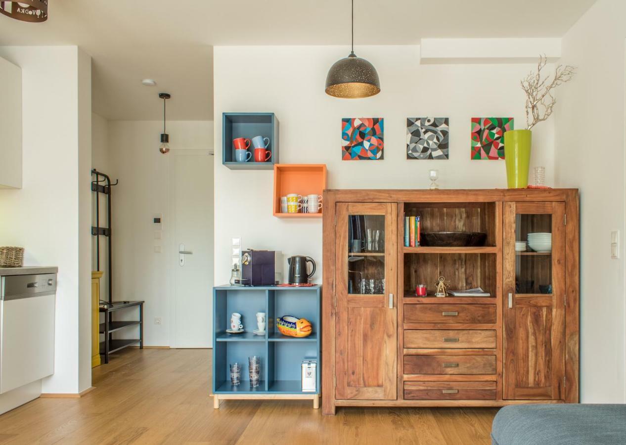 וינה Yellow Flower Apartment With Pool - 5 Min To Lake מראה חיצוני תמונה