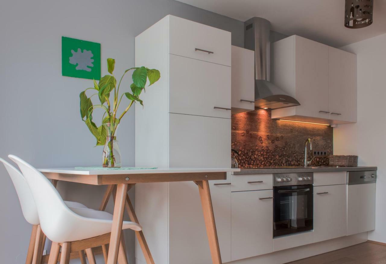 וינה Yellow Flower Apartment With Pool - 5 Min To Lake מראה חיצוני תמונה