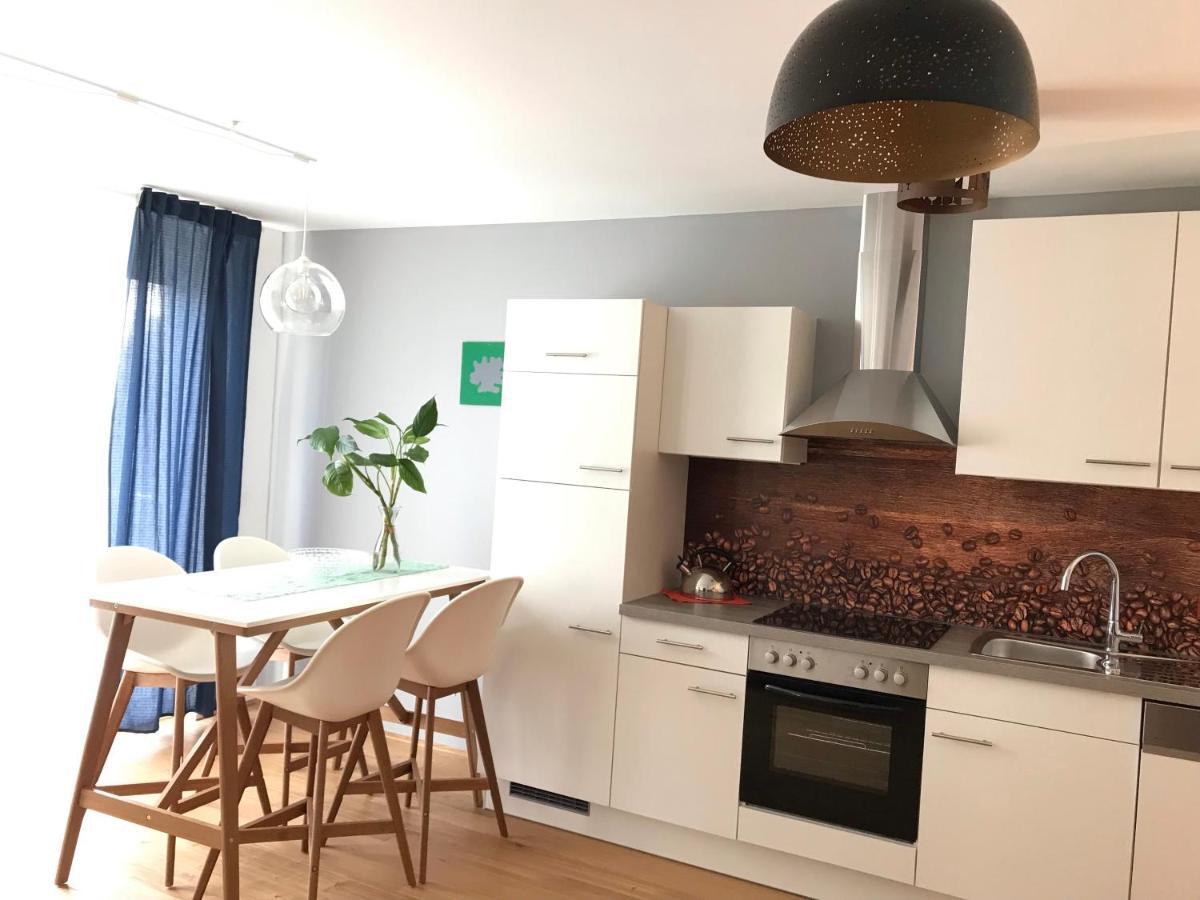 וינה Yellow Flower Apartment With Pool - 5 Min To Lake מראה חיצוני תמונה