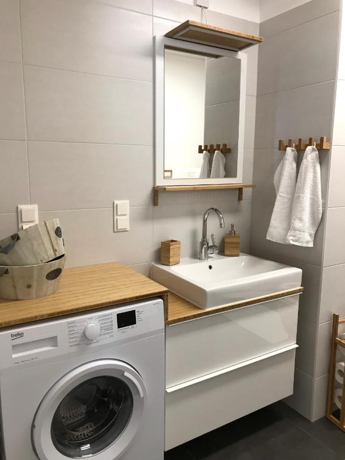 וינה Yellow Flower Apartment With Pool - 5 Min To Lake מראה חיצוני תמונה