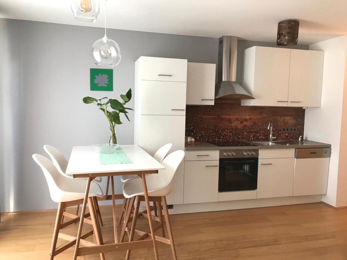 וינה Yellow Flower Apartment With Pool - 5 Min To Lake מראה חיצוני תמונה