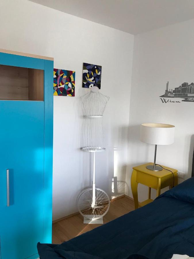 וינה Yellow Flower Apartment With Pool - 5 Min To Lake מראה חיצוני תמונה