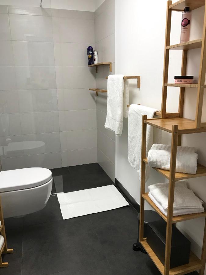 וינה Yellow Flower Apartment With Pool - 5 Min To Lake מראה חיצוני תמונה